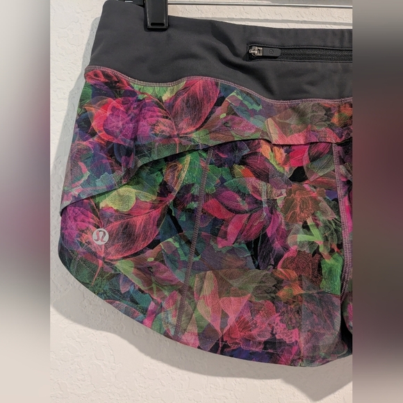 Lululemon Vivid Floral Swift Fabric Low Rise Speed Up Lined Short 2.5" Size 8 - Picture 9 of 12